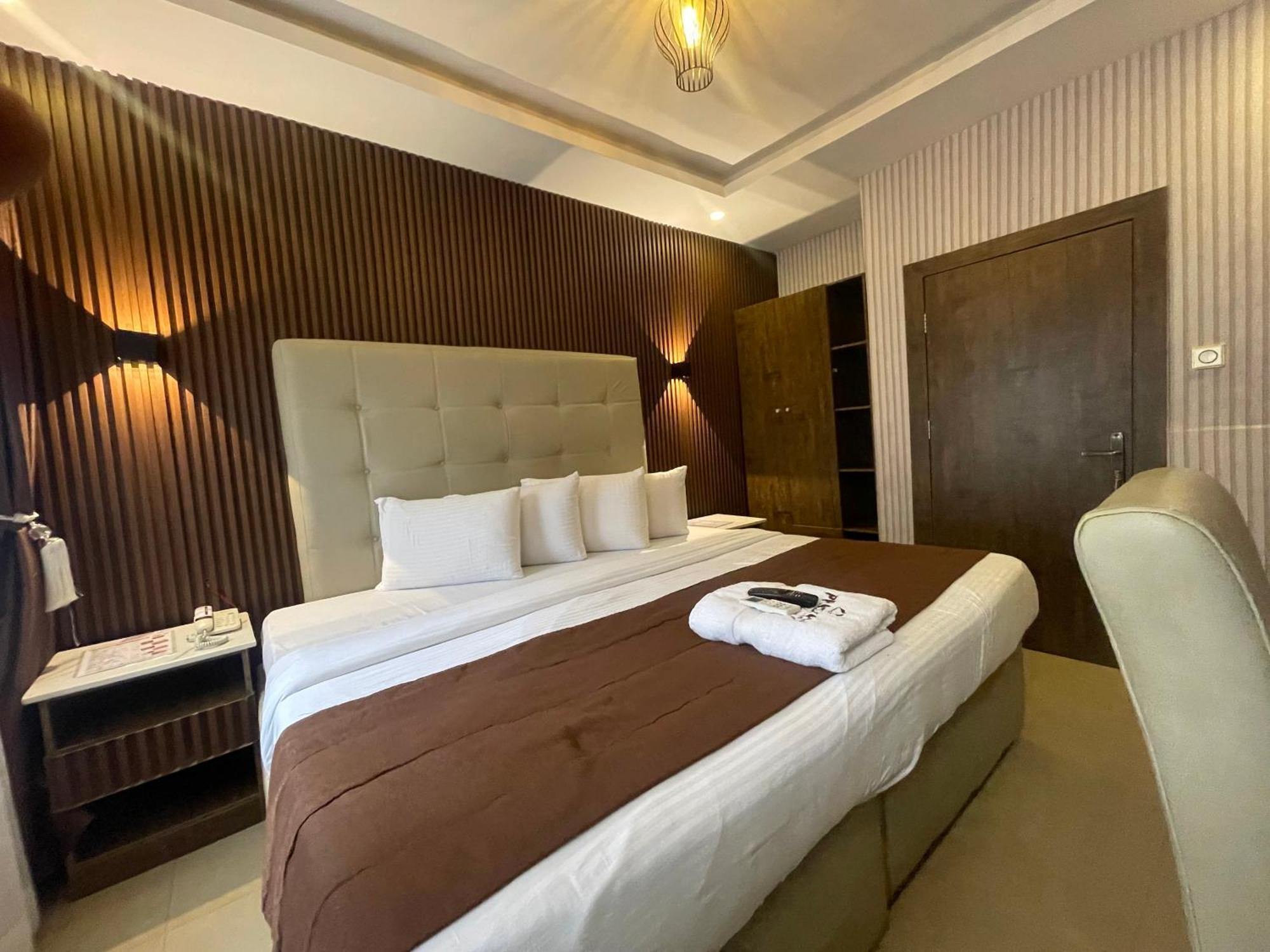 Presken Hotel @Villa Ikeja Bagian luar foto