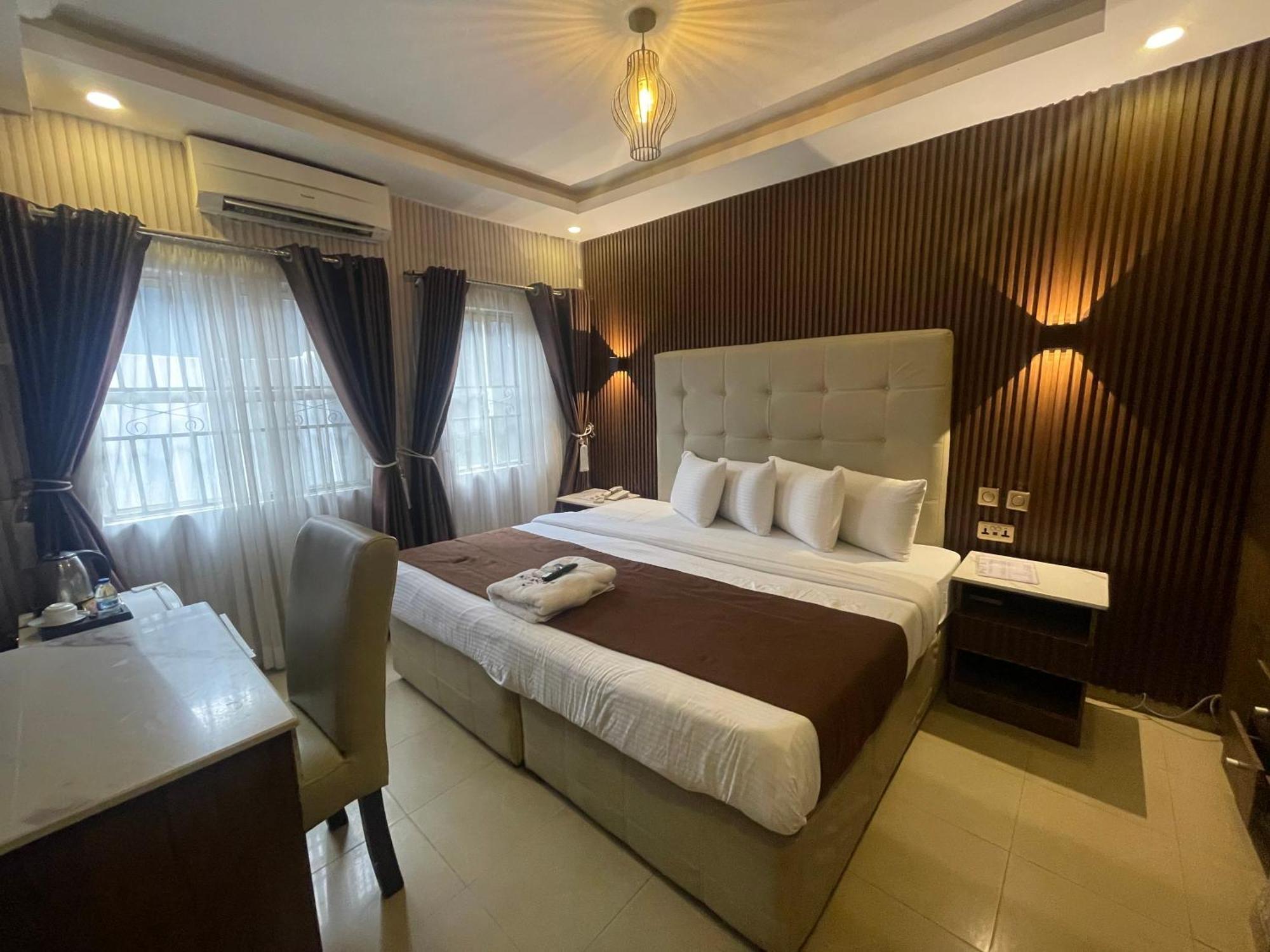Presken Hotel @Villa Ikeja Bagian luar foto